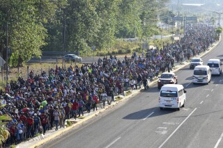 Migrantes que caminan por sur de M xico piden m s oportunidades